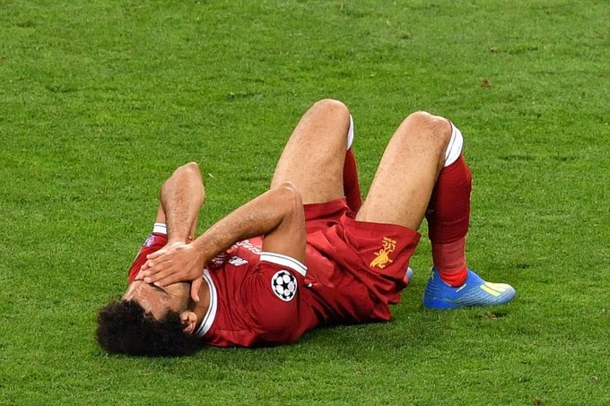 Salah rơi nước mắt khi rời sân sớm ở chung kết Champions League